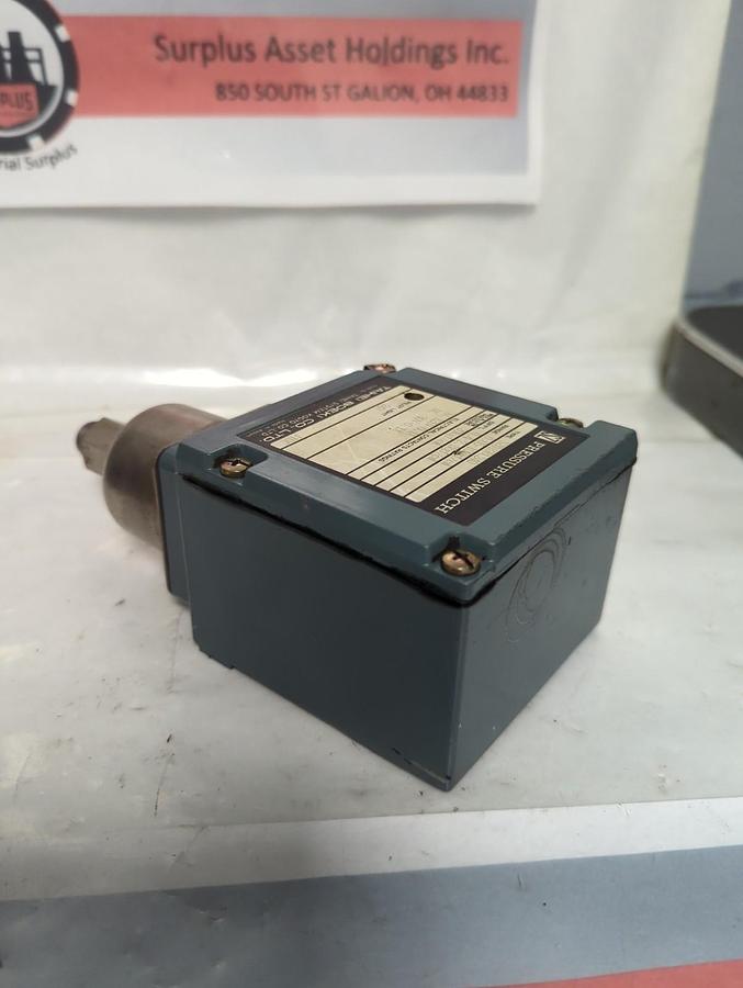 Used TAIHEI BOEKI,SZ010BL240,PRESSURE SWITCH 125V-0.1A AC/30V-0.1A DC PRE-OWNED