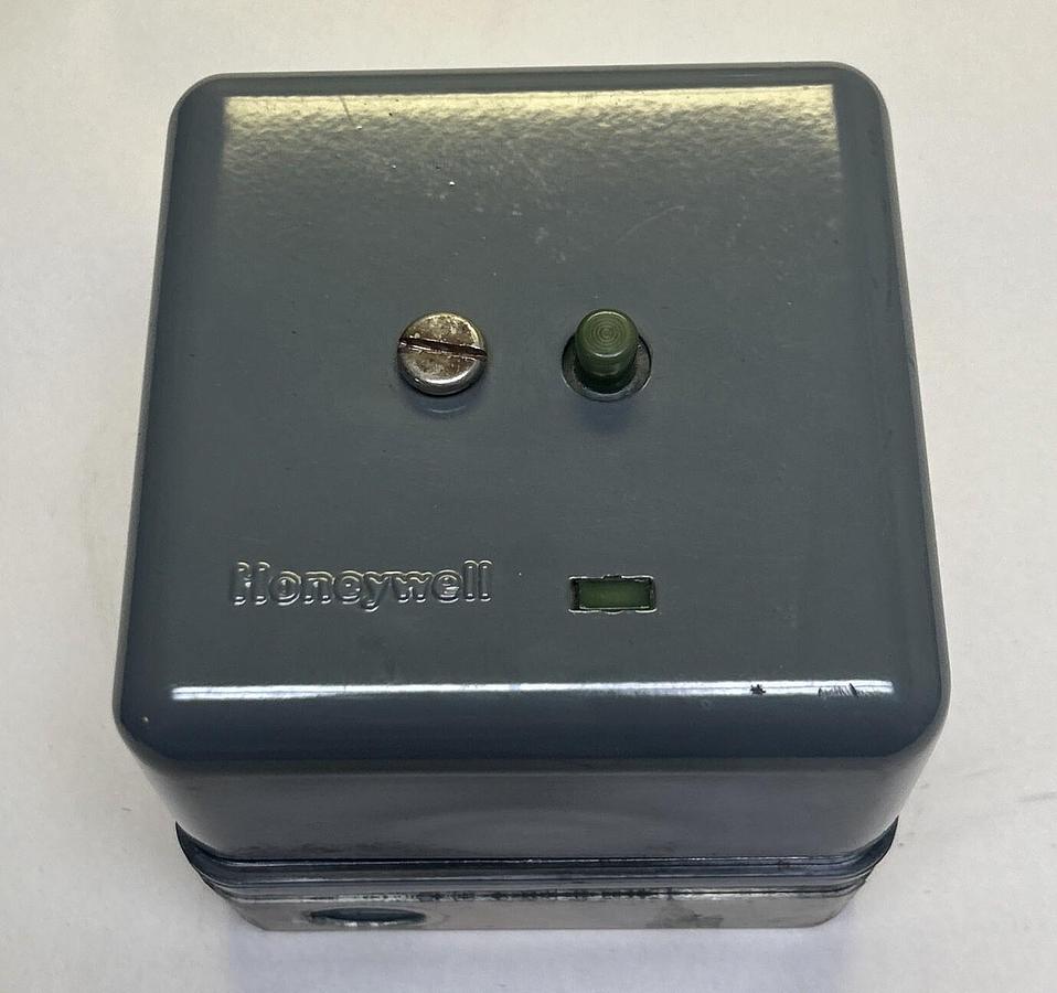 Used HONEYWELL,RA890F-1478,FLAME CONTROL SAFETY RELAY