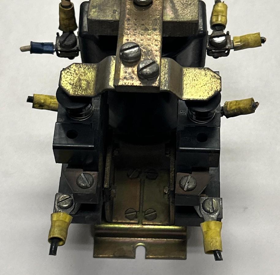 Used GENERAL ELECTRIC,IC2820A100BB2J,RELAY 10AMP 600V