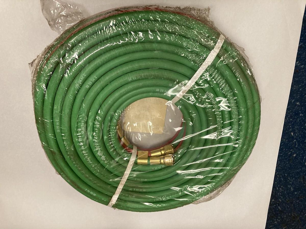 Used Radnor,1 1/4 In x 50ft,Twin Welding Hose Red/Green BB Fittings Grade T