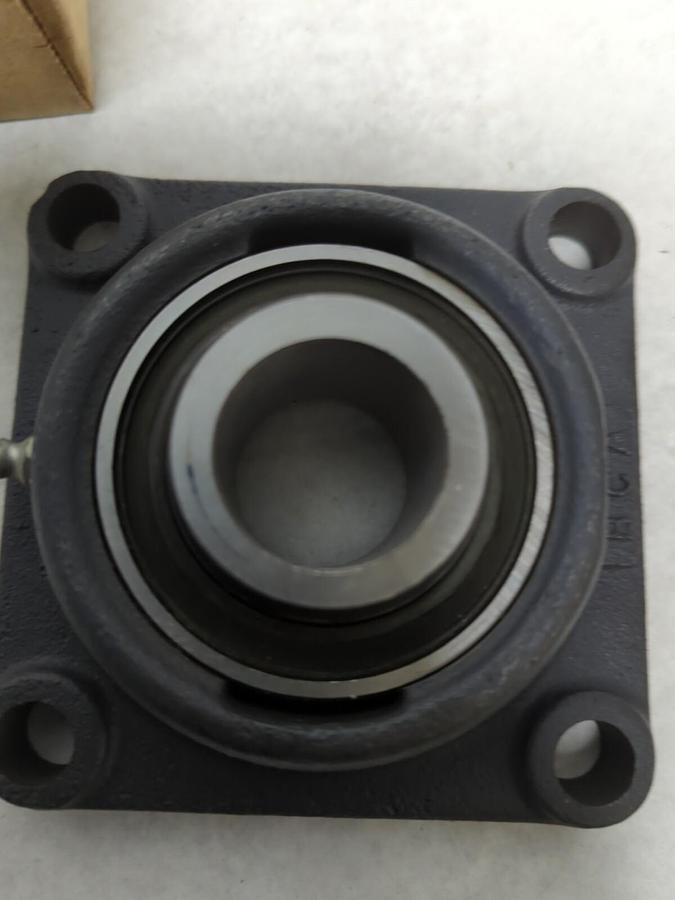 FEDERAL MOGUL,FWG-1-1/4,FLANGE MOUNT BEARING 1-1/4 INCH BORE NOS