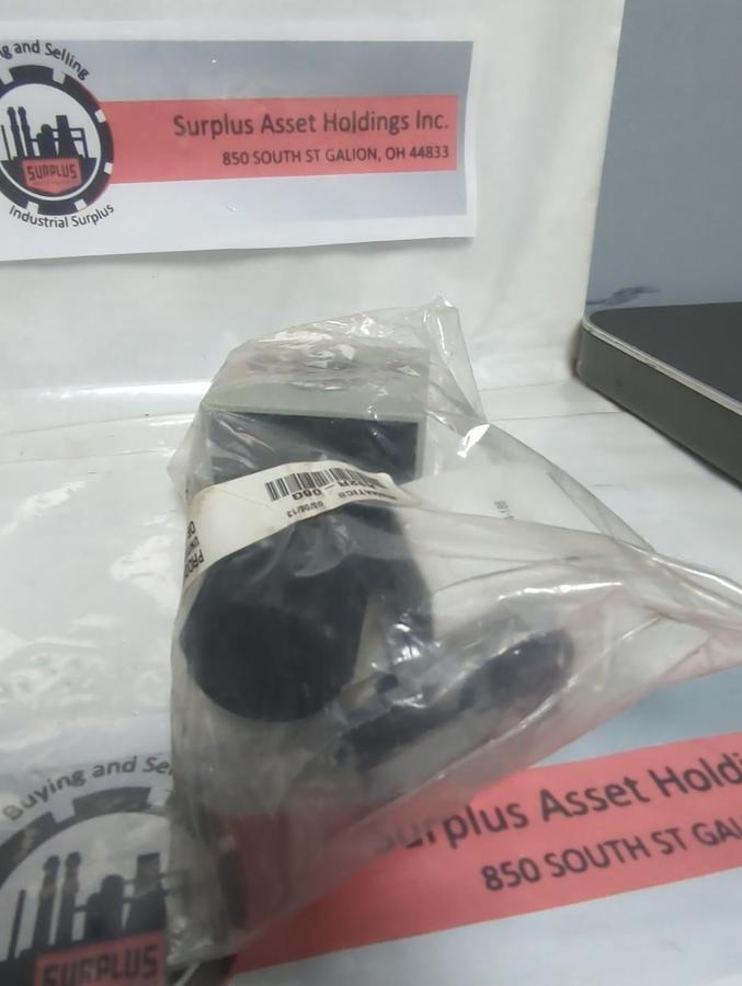 NUMATICS,R32R-06G,REGULATOR 3/4 INCH WITH GAUGE NOS