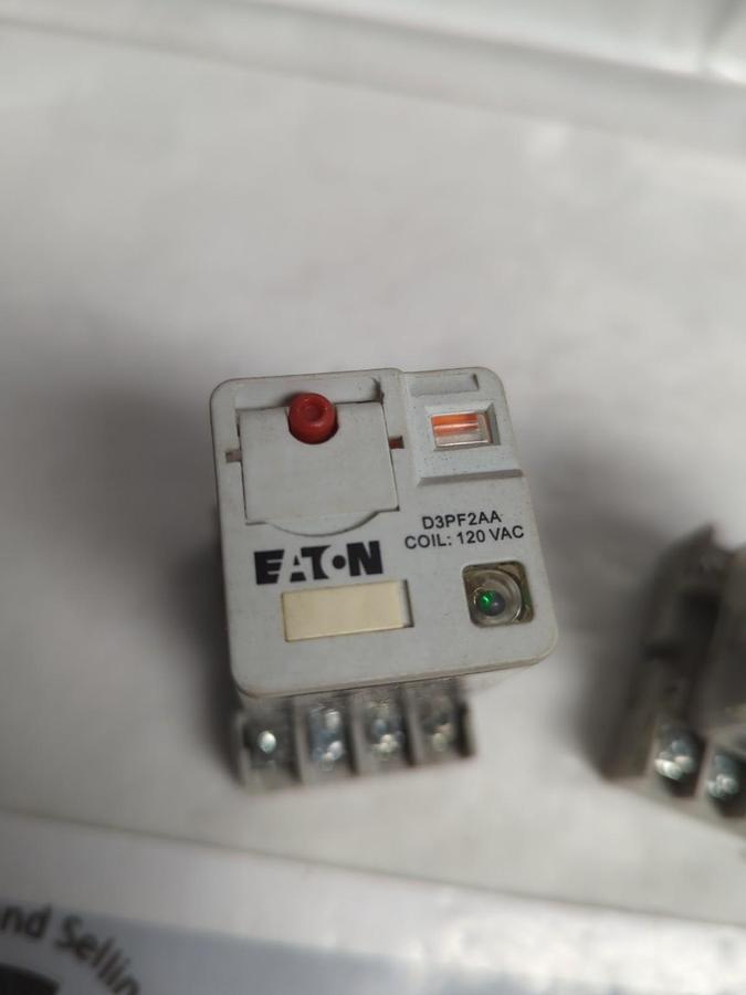 EATON,D3PF2AA,RELAY W/ D3PA2 SER A2 SOCKET 10A-300V 15A/300V 10A/600V LOT OF 2