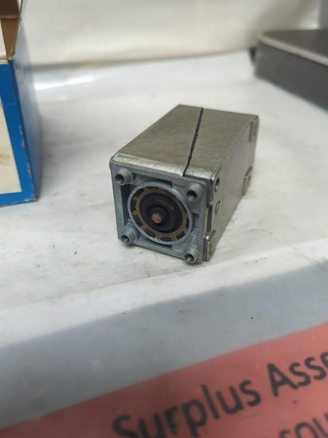 GOULD,K102/K10R,LIMIT SWITCH 2W883 NOS