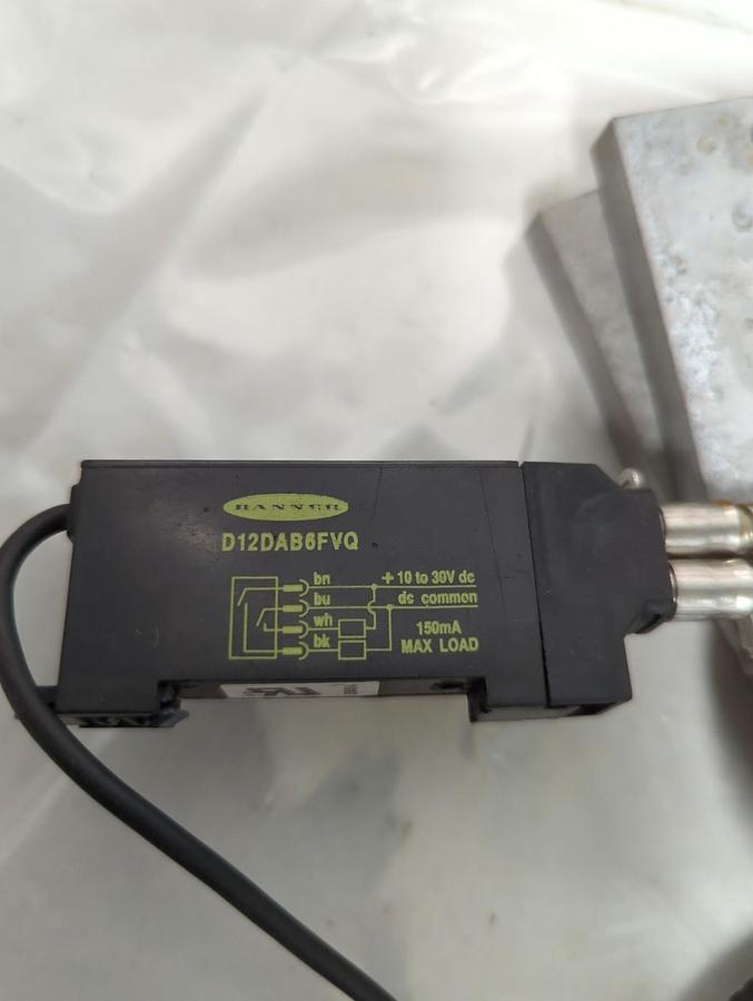 Used BANNER,D12DAB5FVQ,SENSOR WITH FIBER OPTIC CABLE ASSEMBLY PRE-OWNED