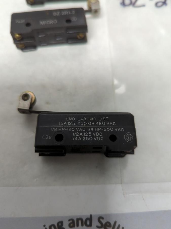 Used HONEYWELL,BZ-2RL2,ROLLER LEVER MICRO SWITCH 15 AMP LOT OF 5 PRE-OWNED