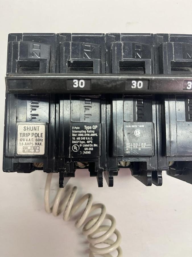 Used SIEMENS,Q33000S01,TYPE QP CIRCUIT BREAKER 30A 240V 3P 120V SHUNT TRIP