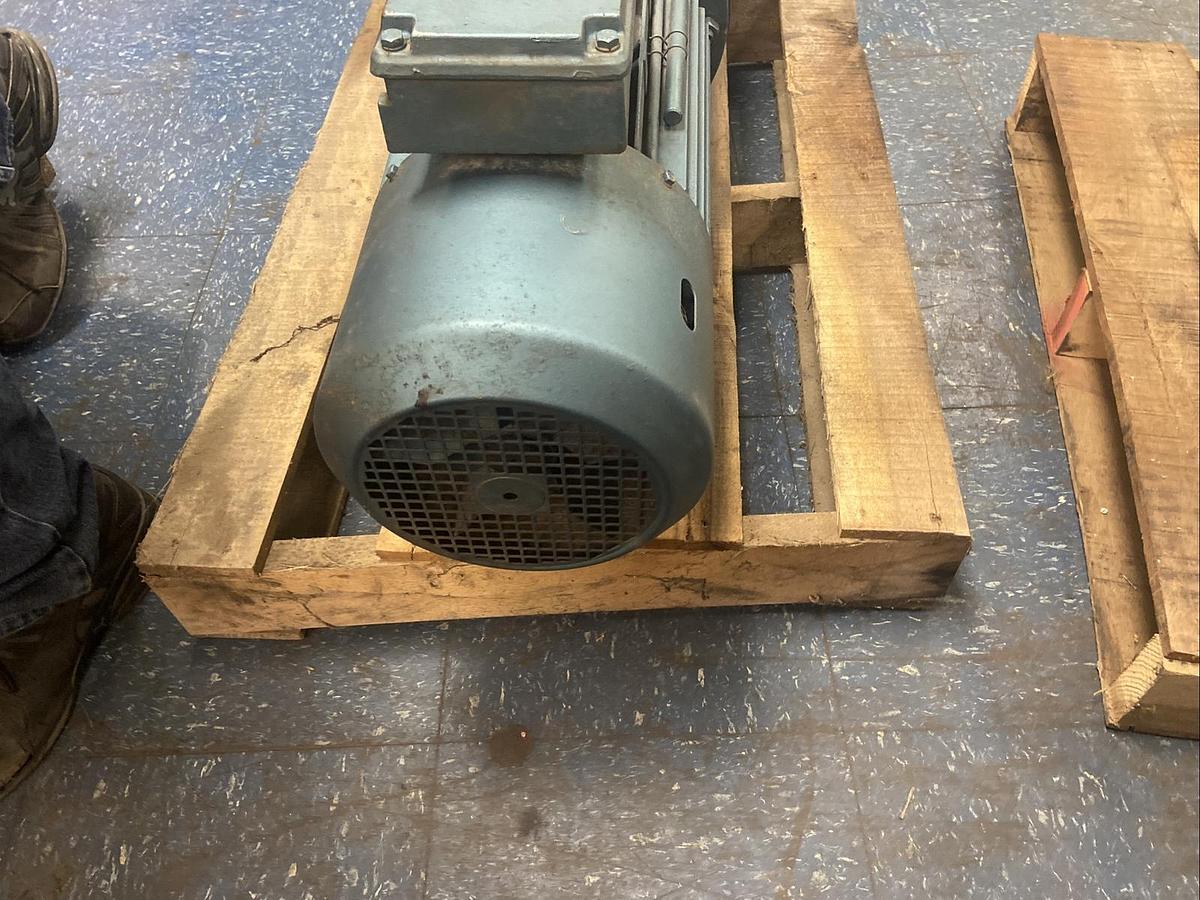 Used Sew Eurodrive,K87DV132S4BMS8HR,Gear Reducer Ratio 86.34 7.5HP 230/460V