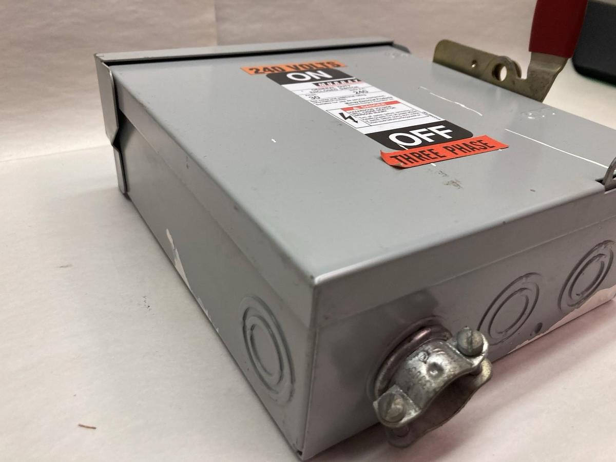 Used Murray,GHN421N,3-Phase Fusible Safety Switch Indoor Type 3R 30A 240V