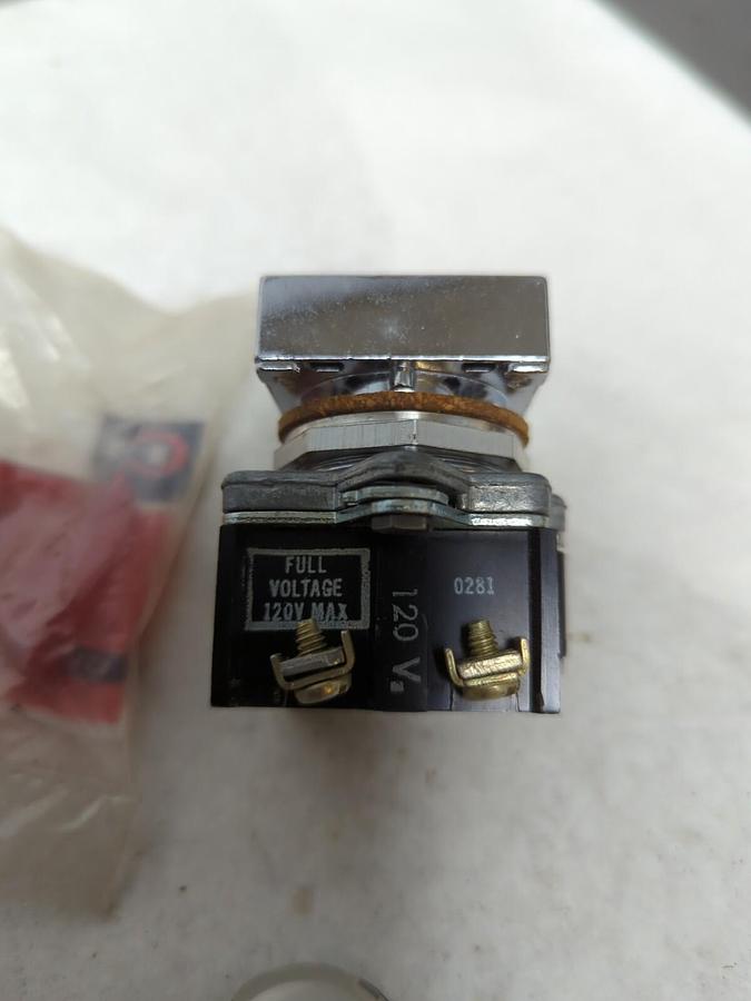 EATON CUTLER-HAMMER,E30BM,COMPACT PUSHBUTTON WITH INDICATOR LIGHT 12V NOS