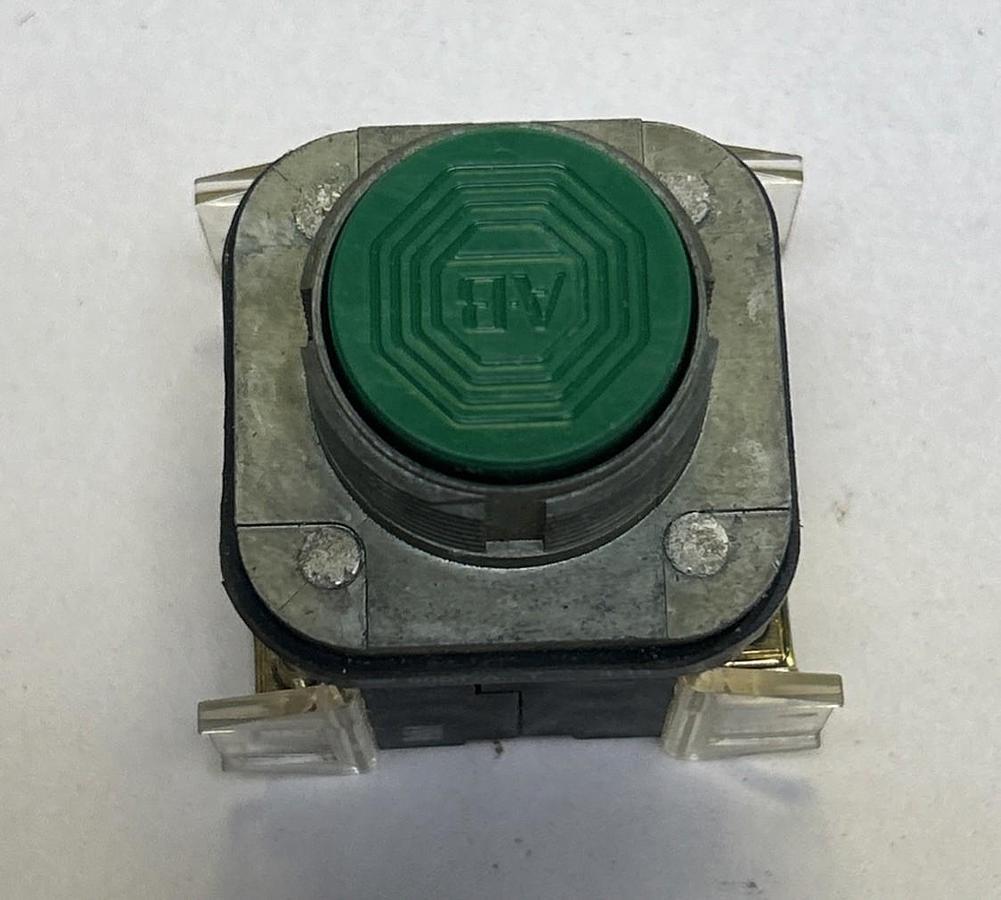 ALLEN BRADLEY,800T-A,GREEN PUSH BUTTON NOS