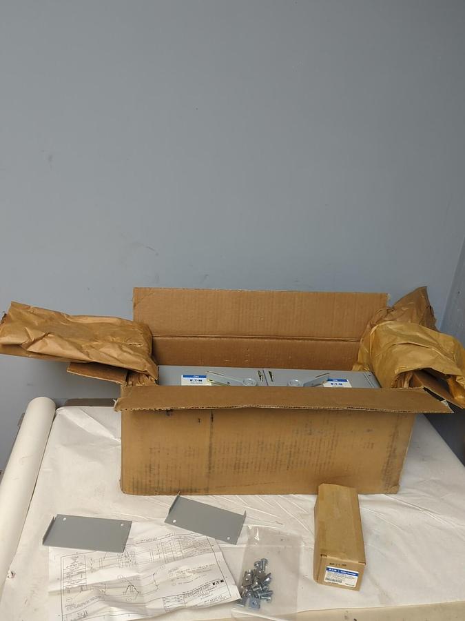 CUTLER HAMMER,FDPWT 3611R,DEAD FRONT TWIN FUSIBLE SWITCH 30 AMP 600VAC NOS