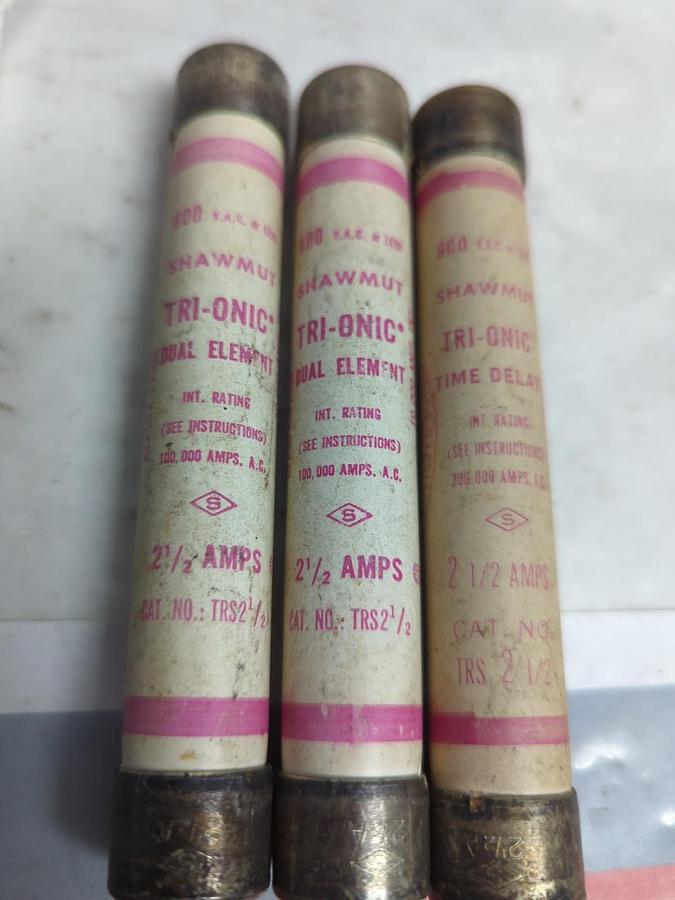 Used GOULD SHAWMUT,TRS2-1/2,TRI-ONIC 2-1/2 AMP FUSE LOT OF 3 PRE-OWNED
