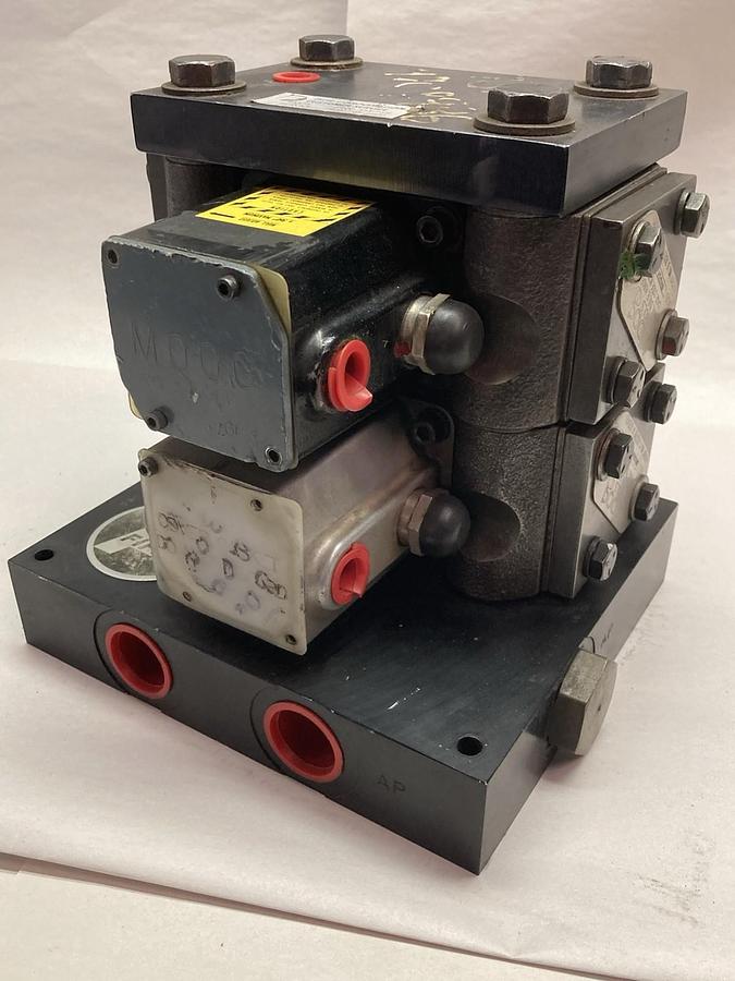 Used Moog,60B101H,Servo Valve w/ Valve Block