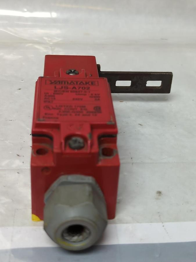 Used YAMATAKE,LJS-A702,SAFETY LIMIT SWITCH PRE-OWNED