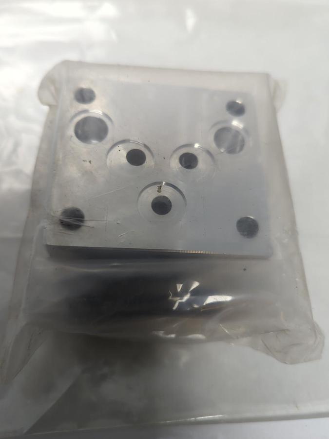 DAMAN VALVE,AD03D05VAABM,MANIFOLD VALVE ADAPTER NOS