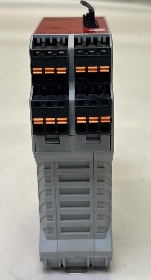 Used OMRON,G9SX-AD322-T15-RC,FLEXIBLE SAFETY UNIT 24VDC 4W