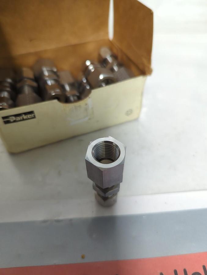 PARKER,4FBC4N-316,FEMALE 1/4 INCH BULKHEAD CONNECTOR TUBE FITTINGS BOX OF 12 NOS