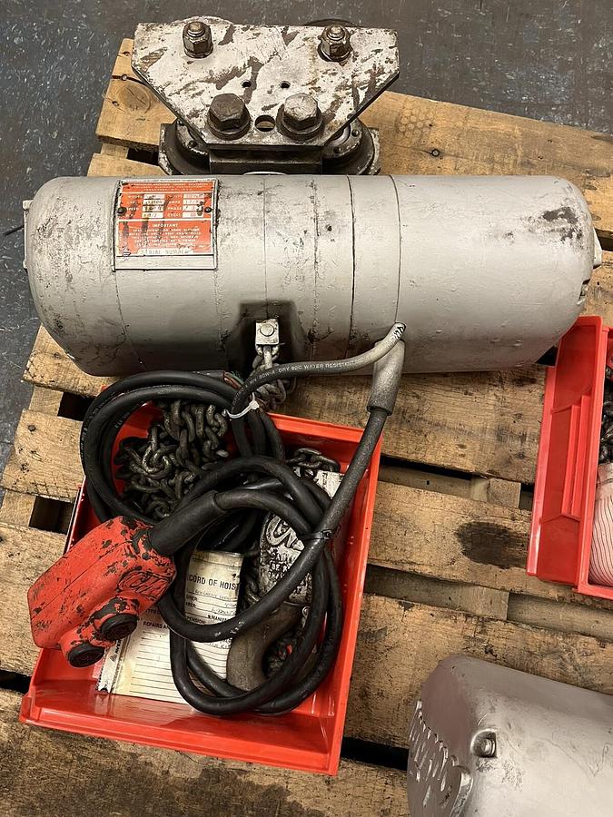 Used CM,H,Electric Hoist 1 Ton 3ph 208-220/440V 10 FT Chain 8 FPM 1/2hp w Trolley