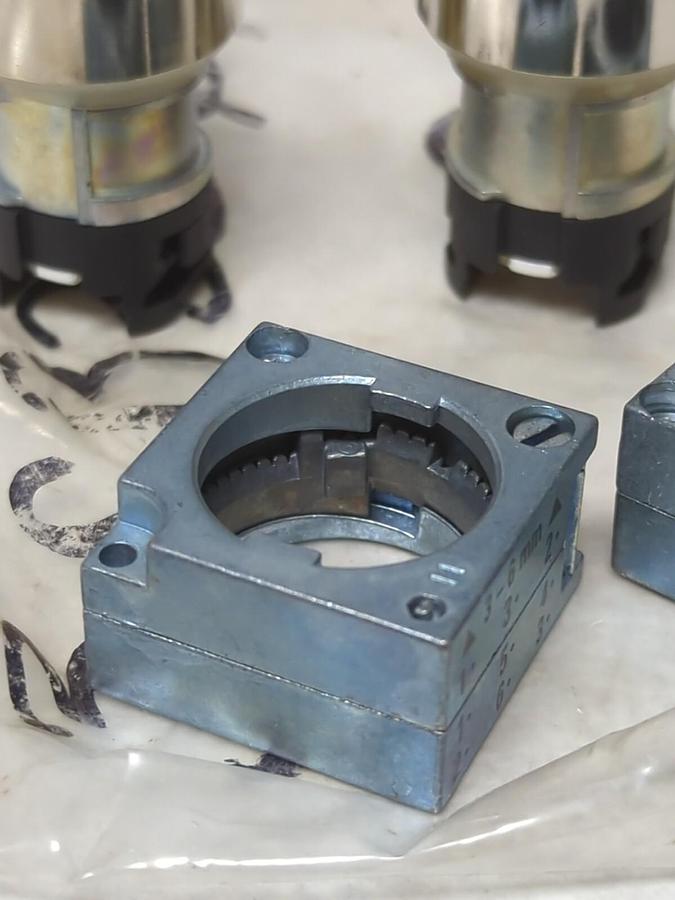 SIEMENS,3SB3500-0BA21,RED PUSH BUTTON BOX OF 2 NOS