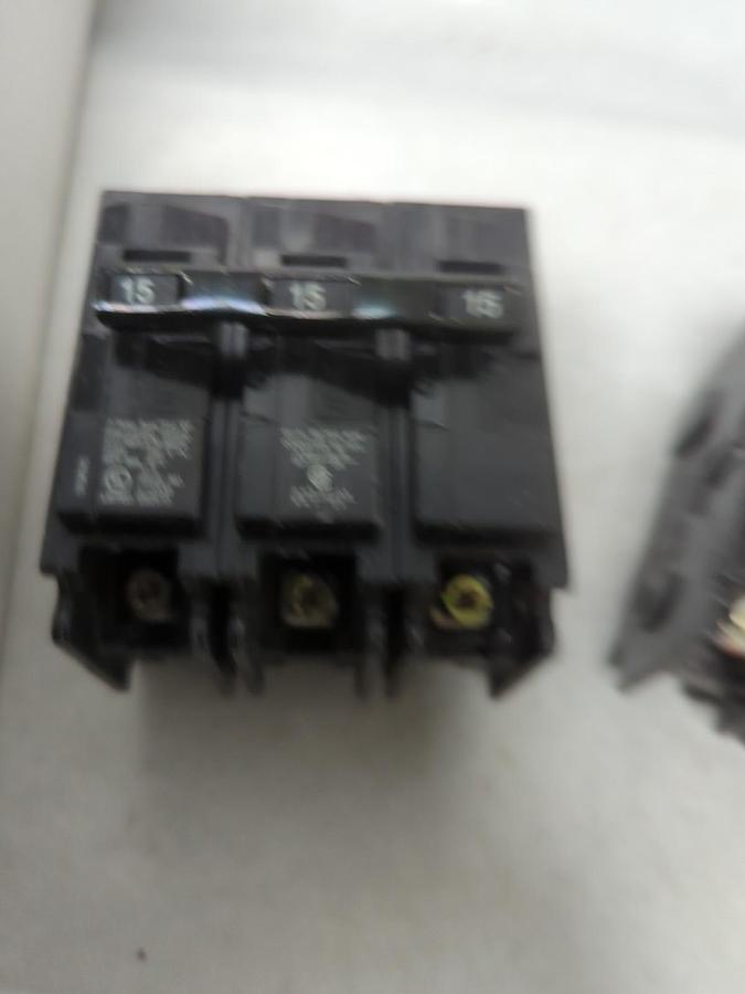 Used SIEMENS,Q3015,CIRCUIT BREAKER 15 AMP 3-POLE LOT OF 2 PRE-OWNED