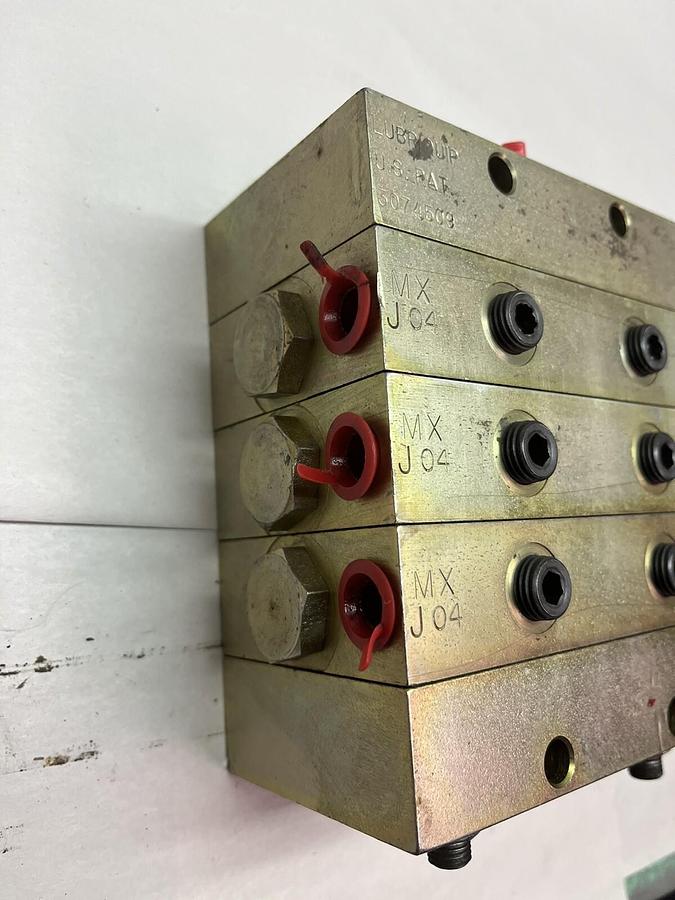 Used LUBRIQUIP,MXJ-04-100T,THREE VALVE BANK