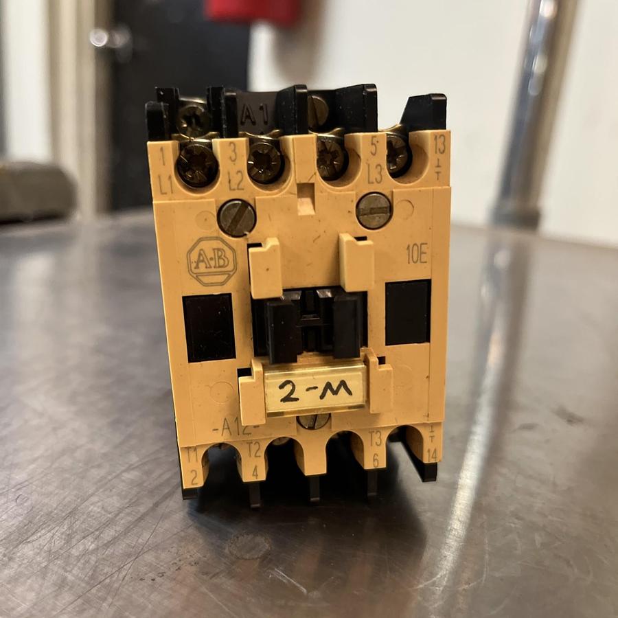 Used ALLEN BRADLEY,100-A12ND3,CONTACTOR 12A 3P 120V COIL