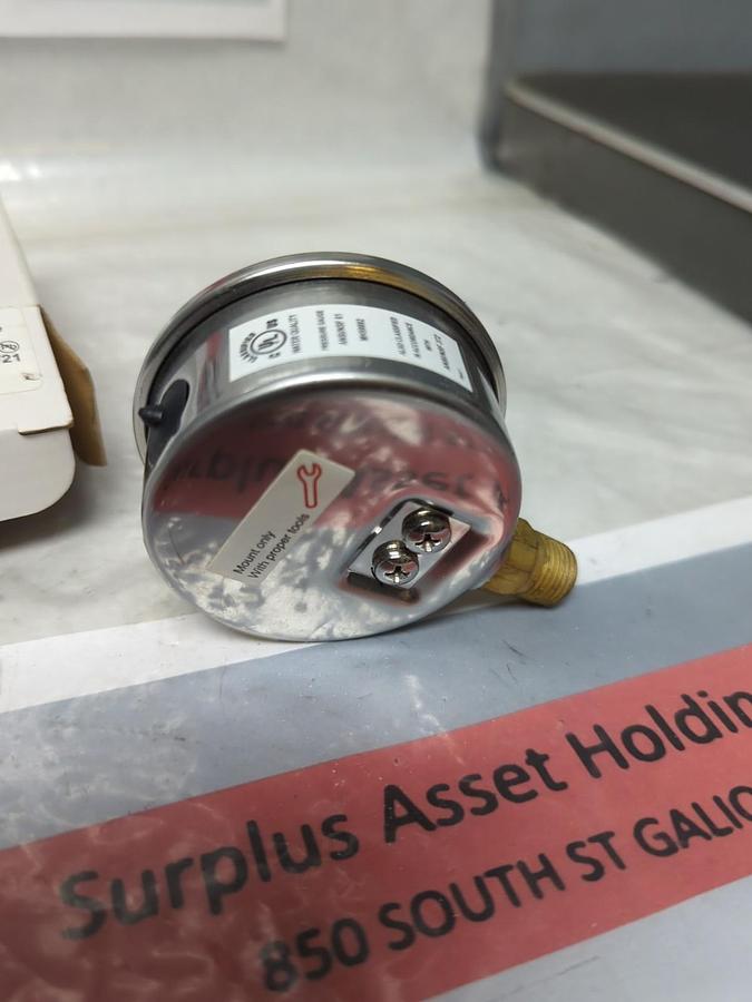 TRERICE,D82LFB2502LA100,GAUGE 2.5 IN FACE 1/4 IN NPT LOWER CONNECTION NOS