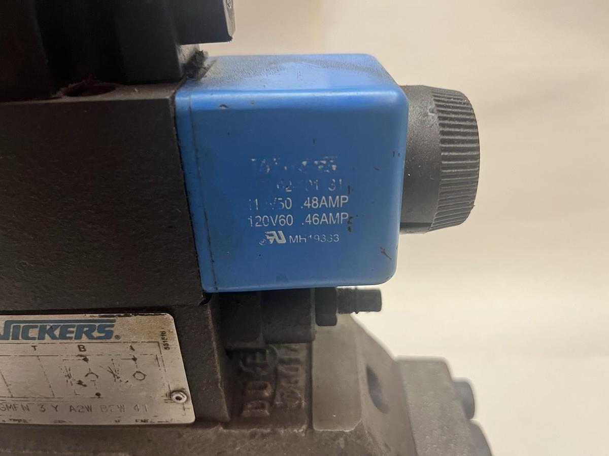 Used VICKERS,DG5S-8-2C-2M-FTWL-B5-30,DIRECTIONAL CONTROL VALVE DG4V-3S PILOT VALVE