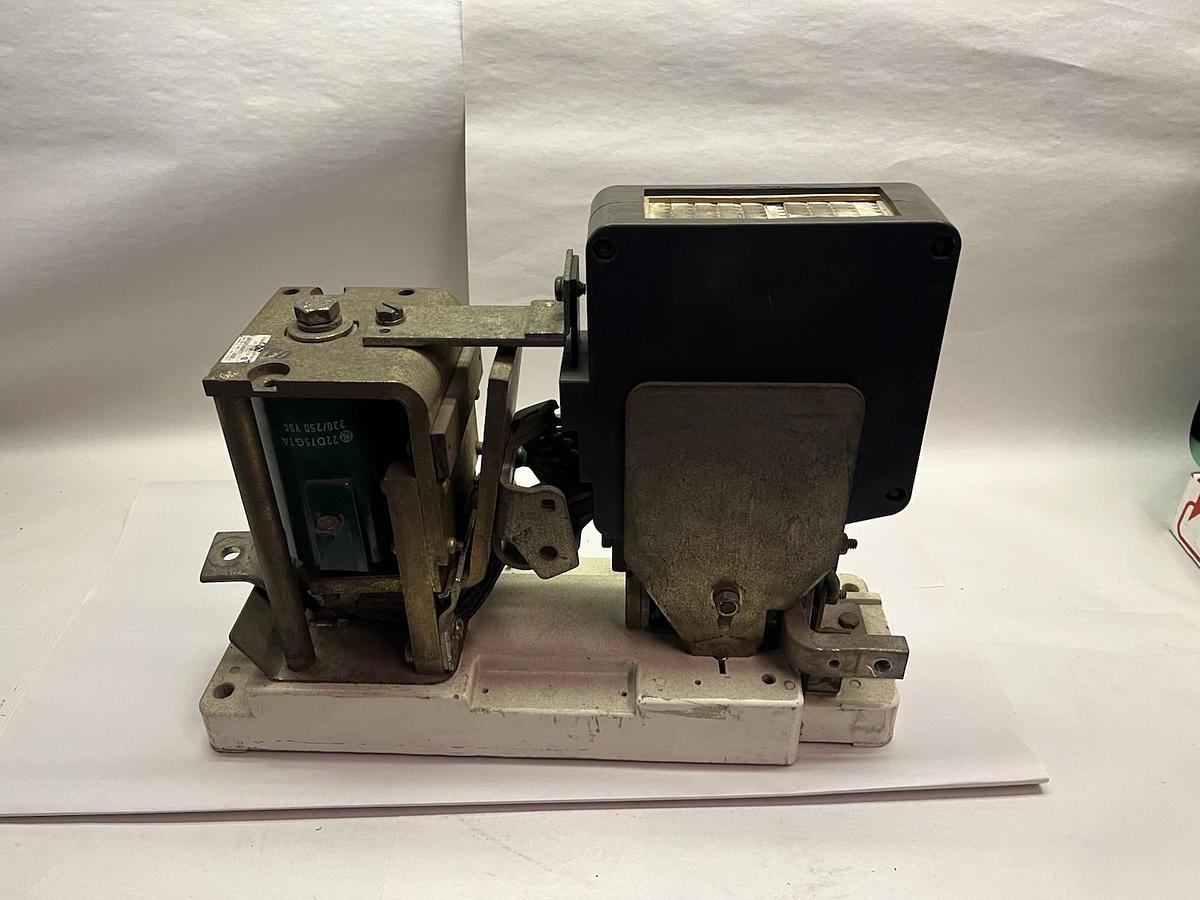 Used GE,DS303A-6A02KXA002,DC CONTACTOR 600A 600V COIL 230/250VDC