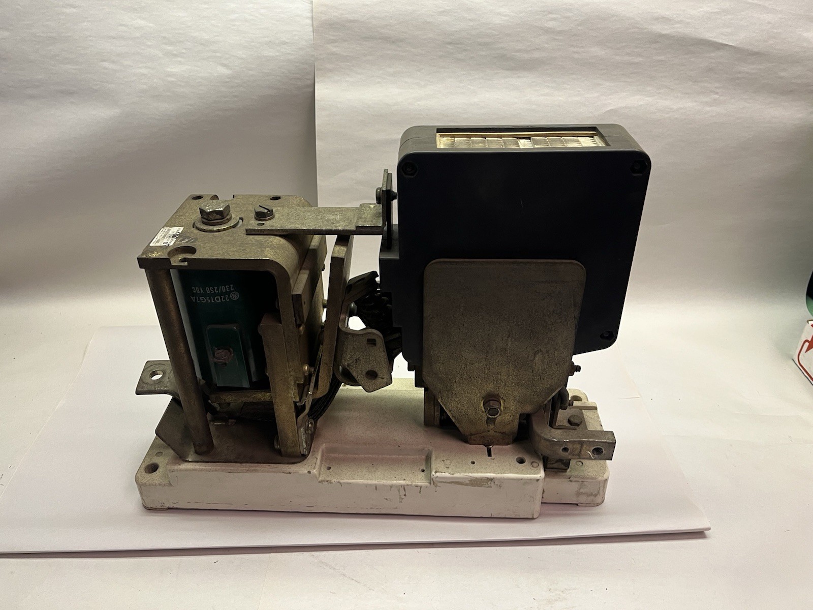 Used GE,DS303A-6A02KXA002,DC CONTACTOR 600A 600V COIL 230/250VDC