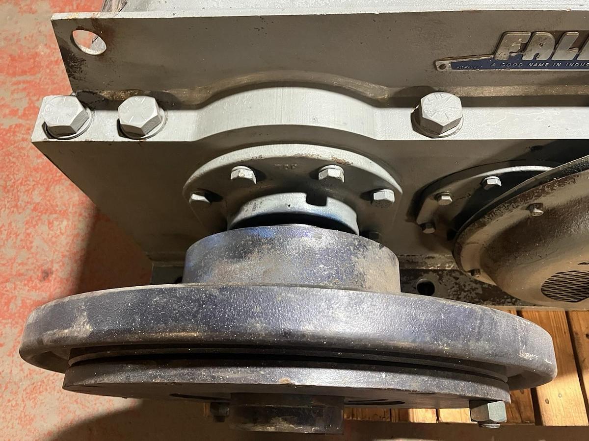 Used FALK,425A2-AR,ENCLOSED GEAR REDUCER RATIO 20.40 INPUT 250HP 1750RPM