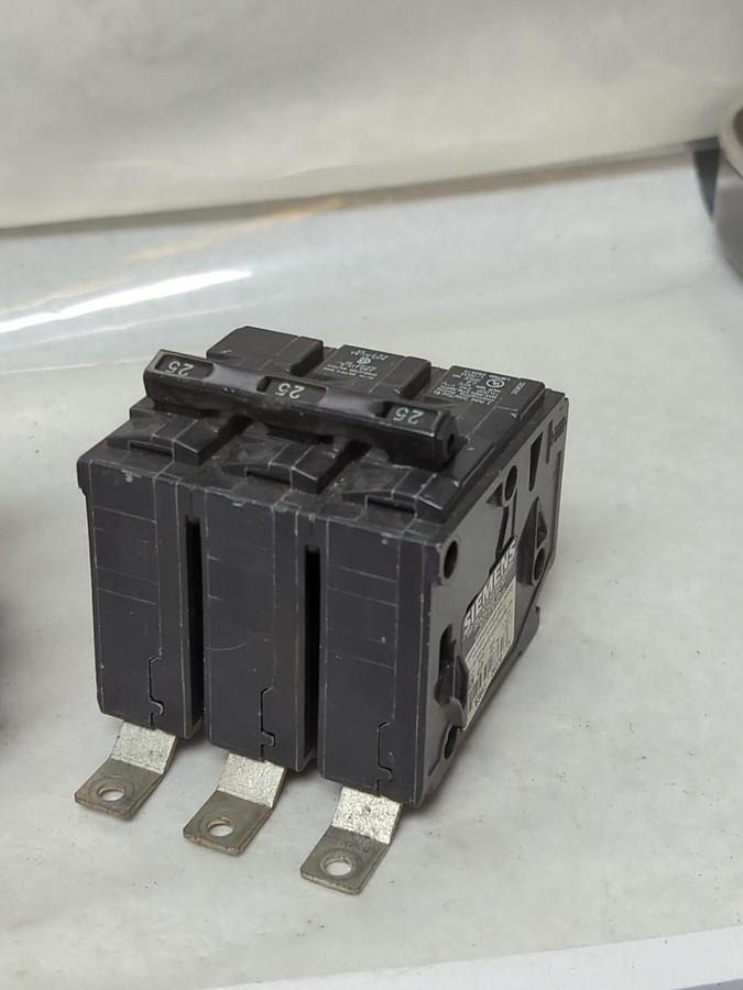 Used SIEMENS,B325,CIRCUIT BREAKER 25 AMP 3-POLE LOT OF 2 PRE-OWNED