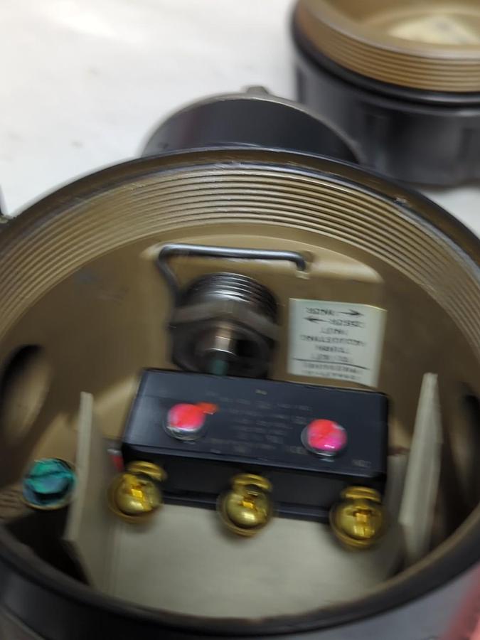 ASHCROFT,8724BXCHFMFSNH,SWITCH 15A 125/250/480VAC 200PSI 1/2A 125VAC NOS