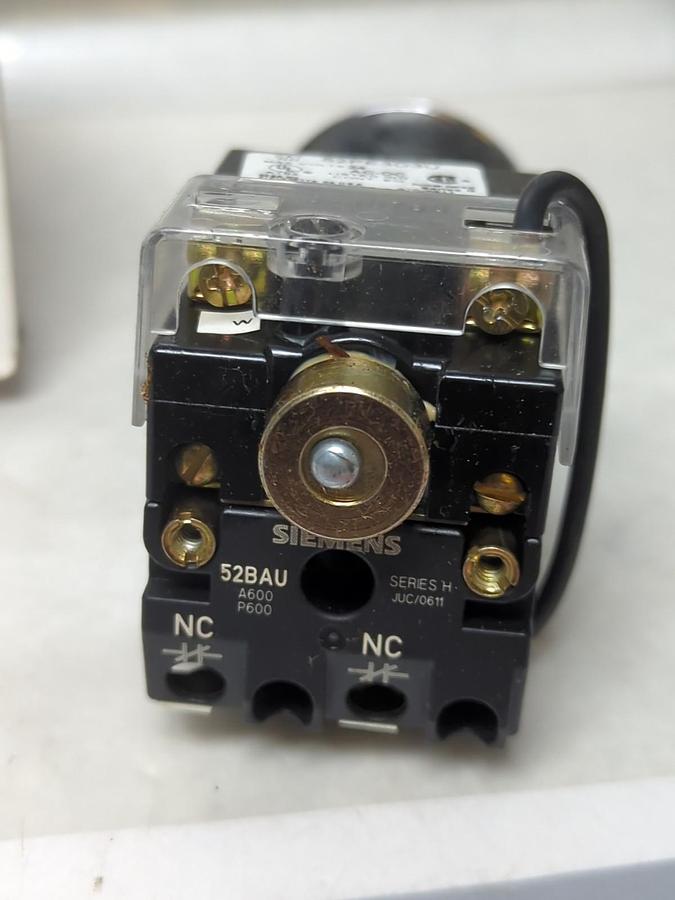 SIEMENS,52PE3D3U,ILLUMINATED PUSH-PULL TRANSFOEMER TYPE GREEN 24-28 V AC-DC NOS