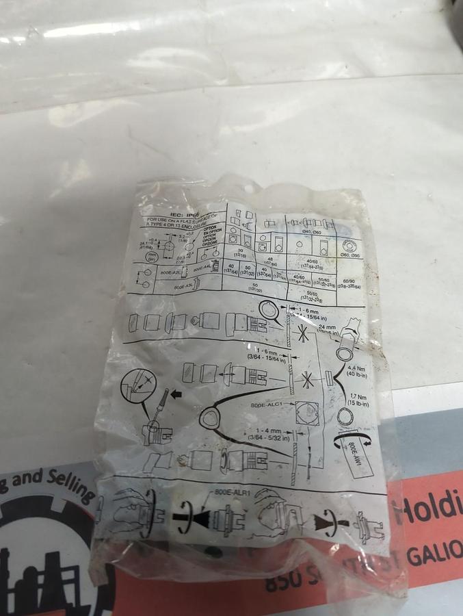 ALLEN BRADLEY,800EM-LG3,SERIES A GREEN PUSH BUTTON NOS