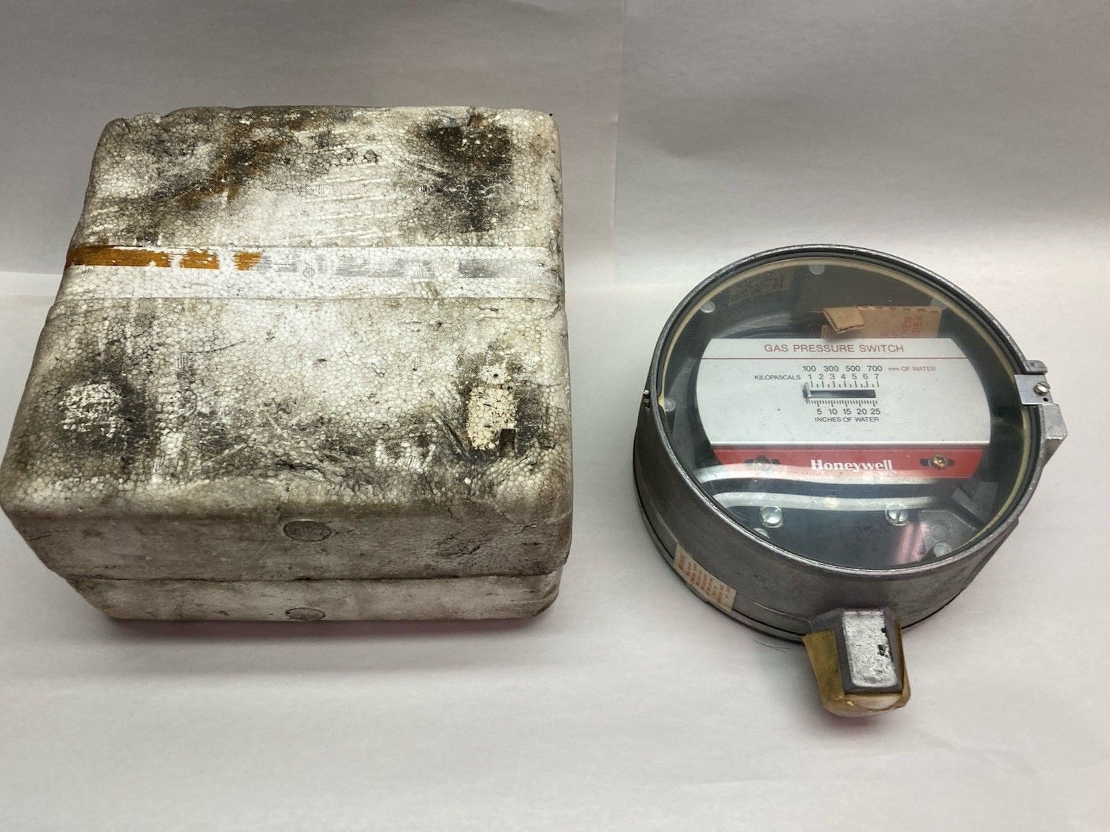 Used Honeywell,C437H 1001,Gas Pressure Switch 100-700mm 5-25 Inches of Water