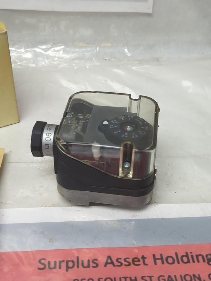 KROM SHRODER,DG10T/84447812,PRESSURE SWITCH 0.4-4 IN WC NOS
