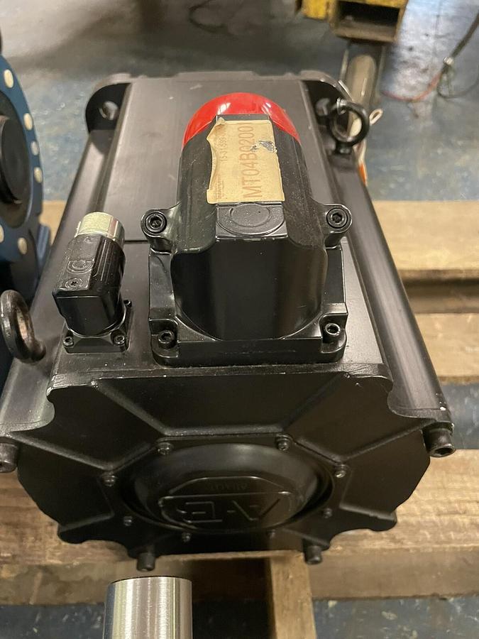 Allen Bradley,MPL-B880D-SJ72AA,Servo Motor