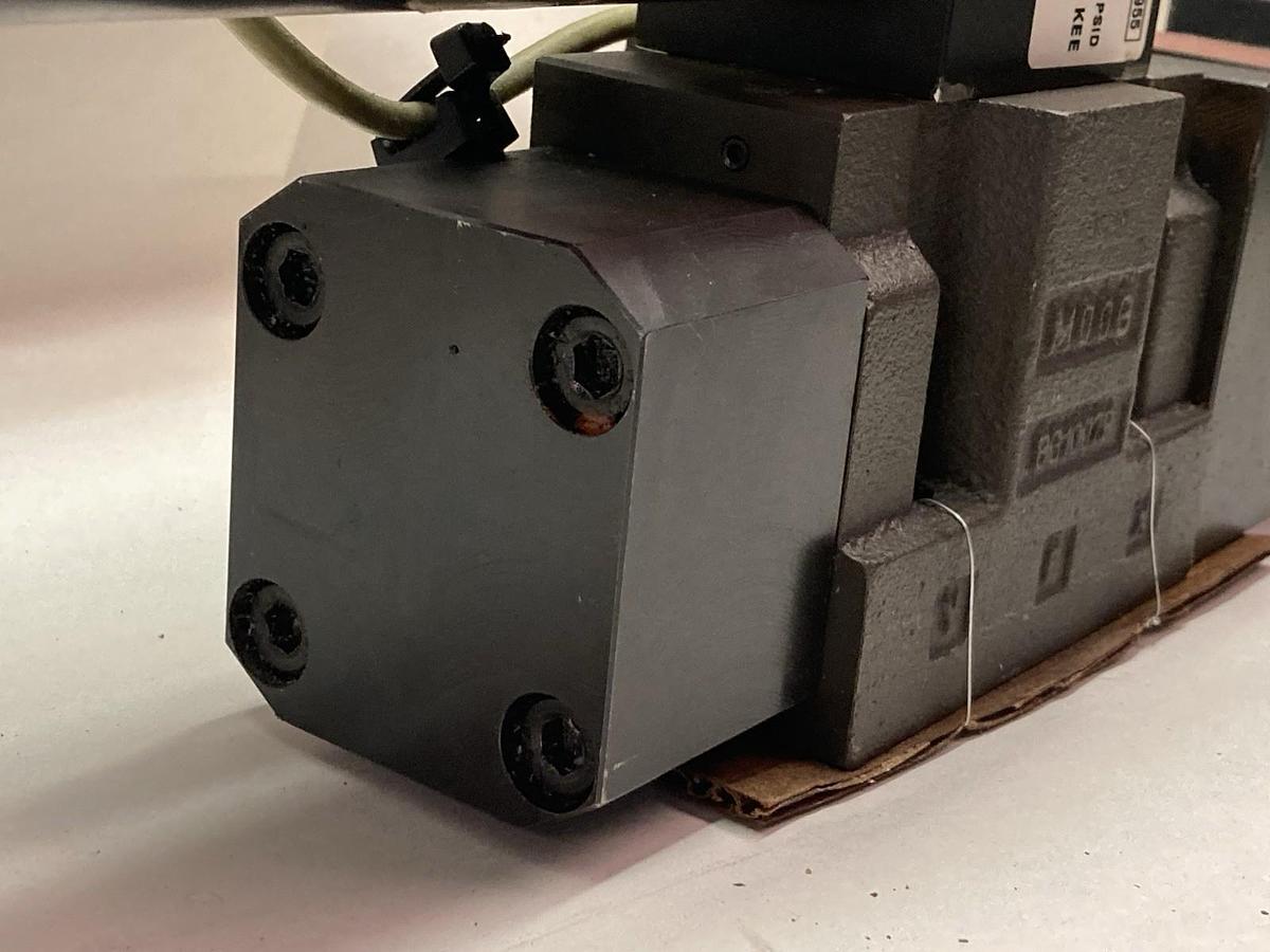 Used Moog,HPN-2380706,Hydraulic Valve w/ D633E713A Valve