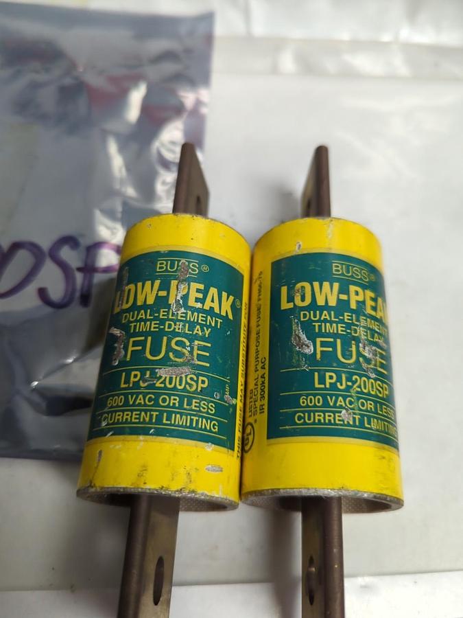 Used COOPER BUSSMANN,LPJ-200SP,LOW-PEAK FUSE 200 AMP LOT OF 2 PRE-OWNED