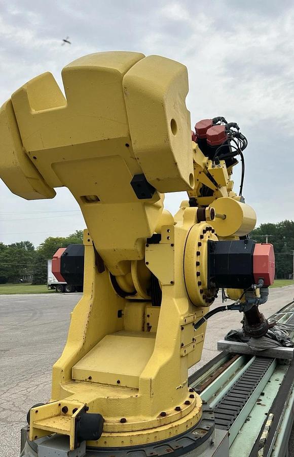 Used Fanuc Robot,S-900W,w/ Robohand SPC 368 NO Controller