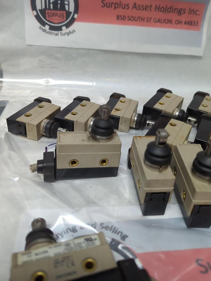 Used OMRON,ZC-N2255,ROLLER LIMIT SWITCH 250VAC 10AMP LOT OF 17 PRE-OWNED