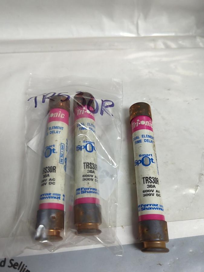 Used FERRAZ SHAWMUT,TRS30R,SMART-SPOT FUSE 30 AMP LOT OF 3 PRE-OWNED