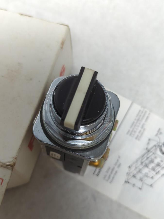 FURNAS,52SA2GDBJ2K1,3-POSITION SELECTOR OPERATOR WHITE NEMA 4/12 NOS