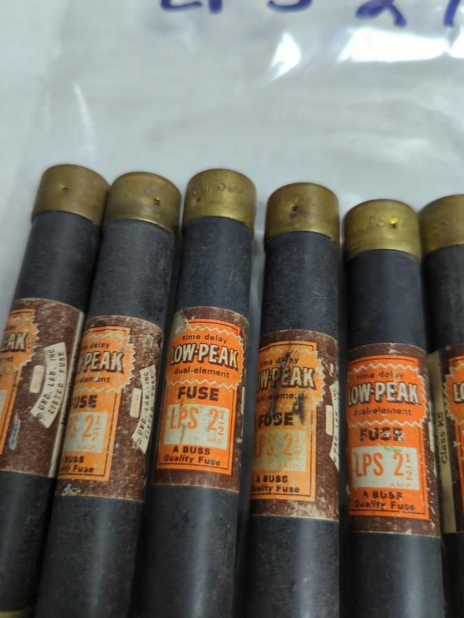 Used COOPER BUSSMANN,LPS-2-1/2,LOW-PEAK 2-1/2AMP FUSE LOT OF 6 PRE-OWNED