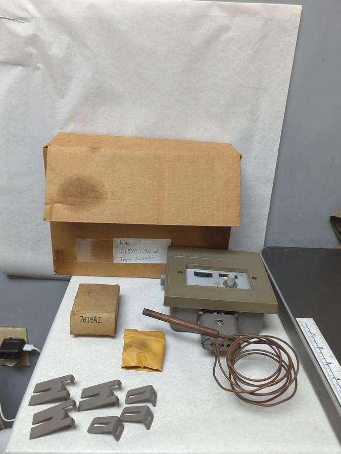 Used HONEYWELL,T654A 1552 2,TEMPERATURE CONTROLLER WITH HARDWARE