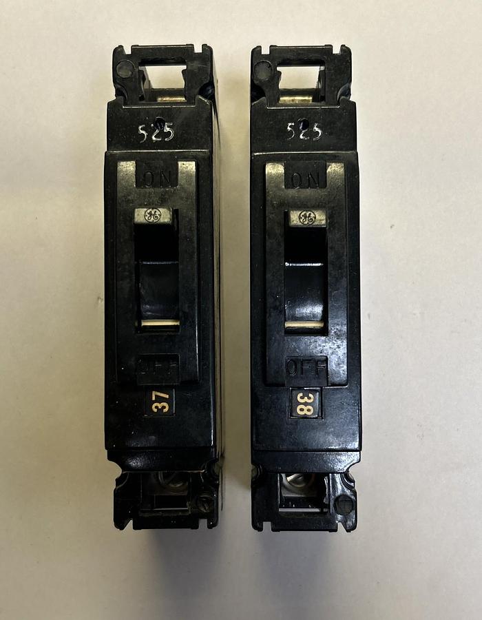 Used GENERAL ELECTRIC,TE111020,CIRCUIT BREAKER 20A 125V 1P LOT OF 2