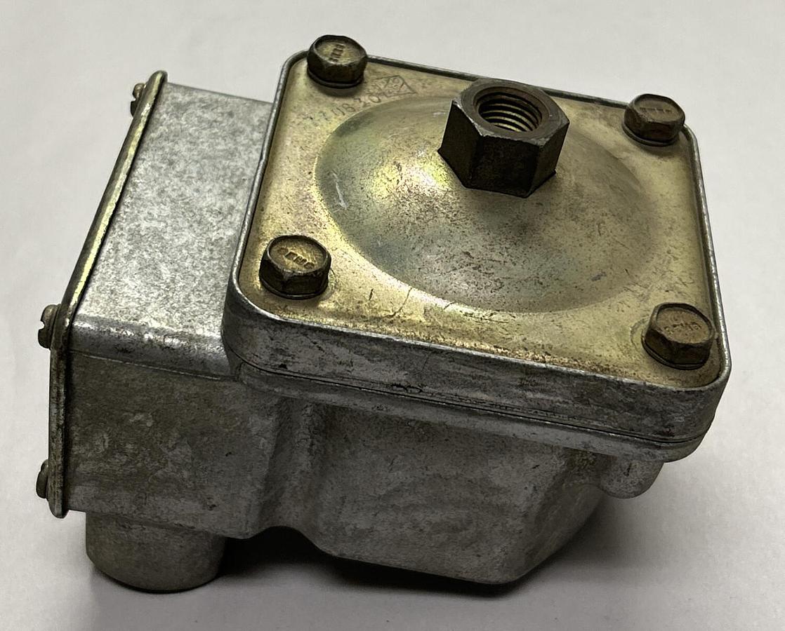 Used BARKSDALE,D1T-H18,PRESSURE VACUUM ACTUATED SWITCH