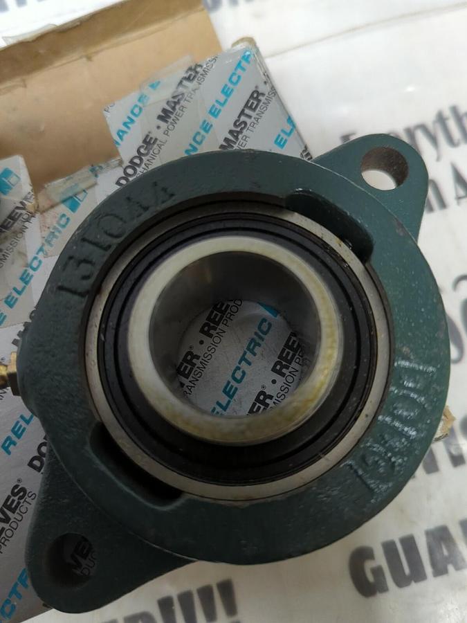 DODGE,131065 F2BSXR106,FLANGE MOUNT BEARING 2-BOLT BASE 1-3/8 INCH BORE NOS